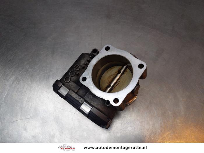 Boitier papillon d'un Audi A4 Avant (B6) 1.8 T 20V 2004