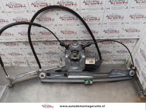 Used Window mechanism 2-door, front left Renault Clio III (BR/CR) 1.2 16V 75 Price on request offered by Autodemontage M.J. Rutte B.V.