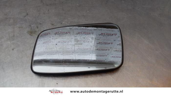 Używane Szyba lusterka lewego Volvo V70 (GW/LW/LZ) 2.0 10V Cena na żądanie oferowane przez Autodemontage M.J. Rutte B.V.