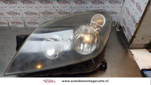 Używane Reflektor lewy Opel Astra H (L48) 1.6 16V Twinport Cena € 50,00 Procedura marży oferowane przez Autodemontage M.J. Rutte B.V.