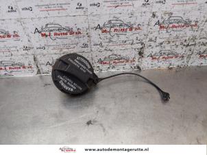 Used Fuel cap Hyundai Santa Fe I 2.0 16V 4x2 Price on request offered by Autodemontage M.J. Rutte B.V.
