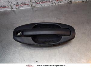 Used Front door handle 4-door, right Hyundai Santa Fe I 2.0 16V 4x2 Price on request offered by Autodemontage M.J. Rutte B.V.