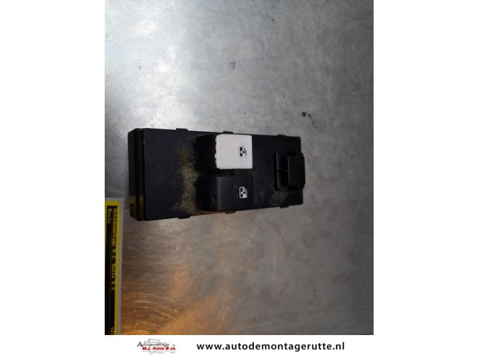 Usados Interruptor combinado de ventanillas Kia Cee'd (EDB5) 1.4 CVVT 16V Precio € 25,00 Norma de margen ofrecido por Autodemontage M.J. Rutte B.V.