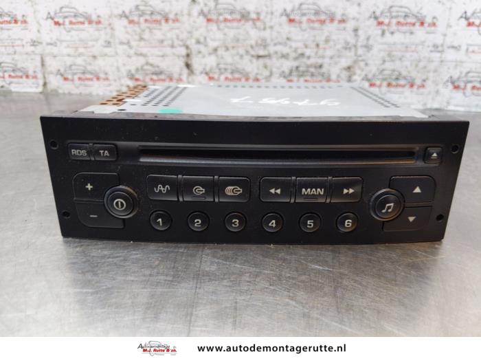 Radio from a Peugeot 1007 (KM) 1.6 GTI,Gentry 16V 2008