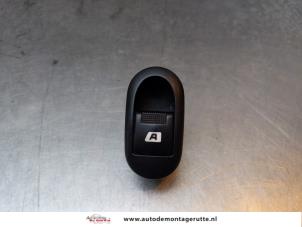 Usagé Commutateur vitre électrique Peugeot 1007 (KM) 1.6 GTI,Gentry 16V Prix sur demande proposé par Autodemontage M.J. Rutte B.V.