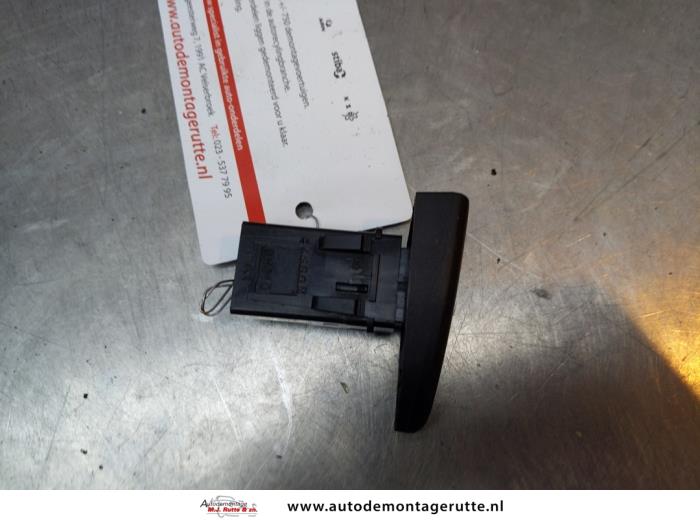 Air conditioning switch from a Peugeot 107 1.0 12V 2013