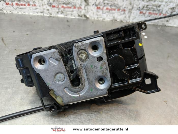 Rear door lock mechanism 4-door, left from a Renault Kangoo/Grand Kangoo (KW) 1.6 16V 2010