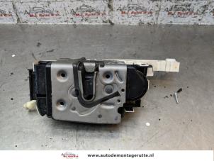 Usados Mecanismo de cerradura de puerta de 2 puertas izquierda Volkswagen Crafter 2.5 TDI 30/32/35/46/50 Precio € 35,00 Norma de margen ofrecido por Autodemontage M.J. Rutte B.V.