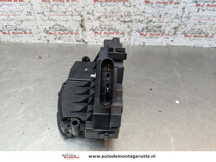 Front door lock mechanism 4-door, right from a Ford Focus 3 Wagon 1.0 Ti-VCT EcoBoost 12V 125 2014