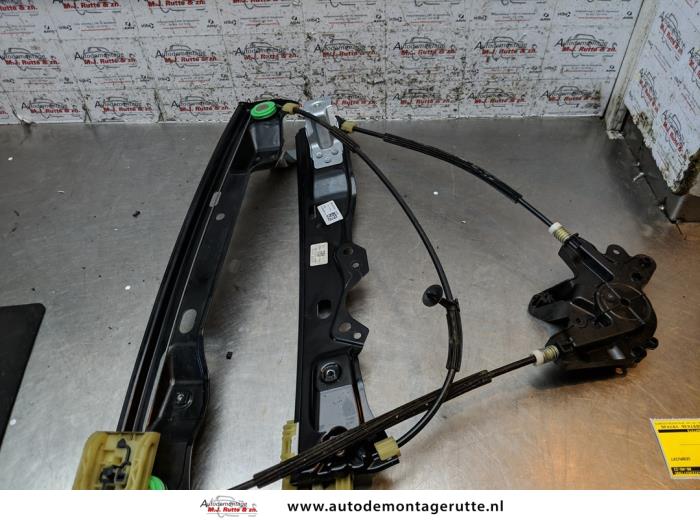 Window mechanism 4-door, front left from a Ford Focus 3 Wagon 1.0 Ti-VCT EcoBoost 12V 125 2014