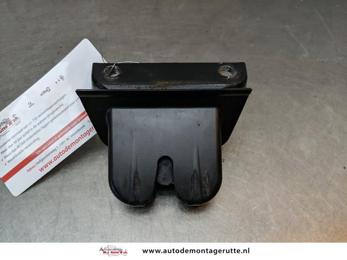 Tailgate lock mechanism from a Audi A2 (8Z0) 1.4 16V 2000