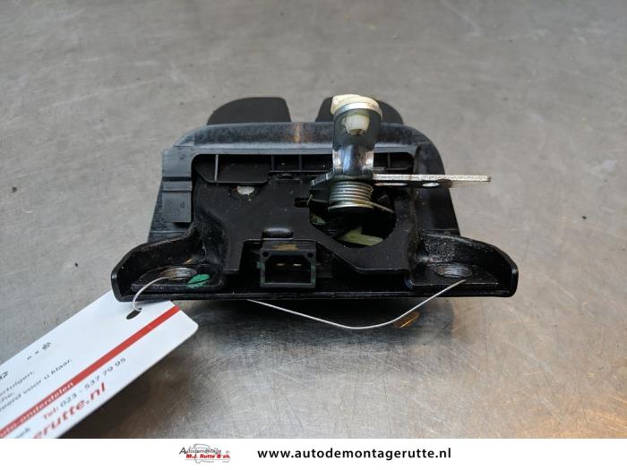 Mécanique de verrouillage hayon d'un Audi A2 (8Z0) 1.4 16V 2000