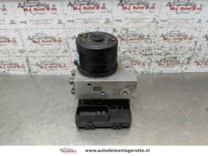 Begagnade ABS-pump Hyundai Santa Fe I 2.0 16V 4x2 Pris på förfrågan erbjuds av Autodemontage M.J. Rutte B.V.