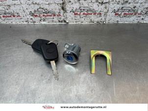 Nuevos Cilindro de cerradura de puerta derecha Toyota Aygo Precio € 25,00 IVA incluido ofrecido por Autodemontage M.J. Rutte B.V.