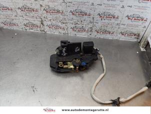 Used Front door lock mechanism 4-door, right Kia Carens II (FJ) 1.6i 16V Price on request offered by Autodemontage M.J. Rutte B.V.