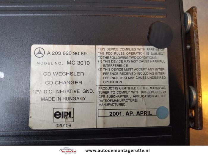 Cambiador de CD de un Mercedes-Benz S (W220) 3.2 S-320 CDI 24V 2001