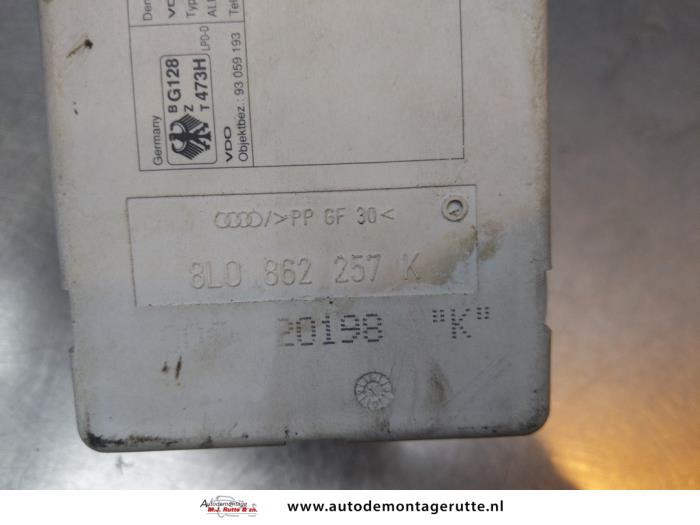 Bomba de vacío de cierre centralizado eléctrico de un Audi A3 (8L1) 1.6 2000