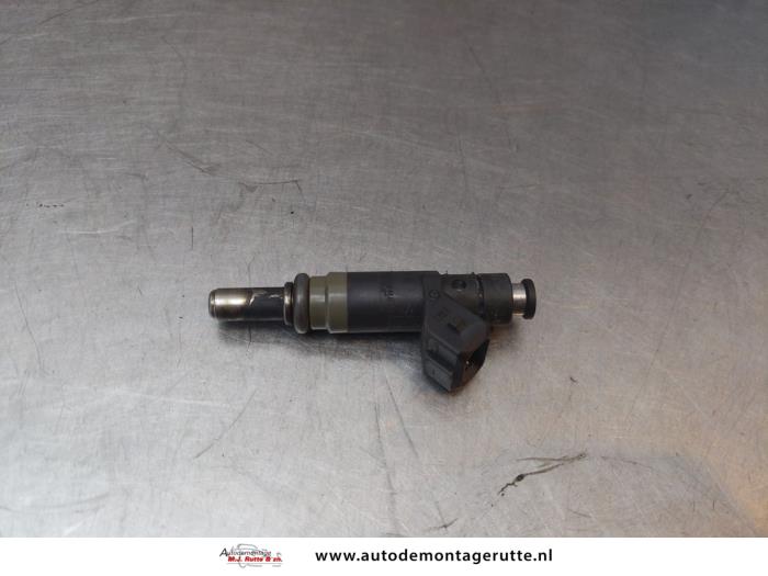 Injector (petrol injection) from a BMW 1 serie (E87/87N) 116i 1.6 16V 2005