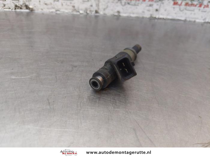 Injector (petrol injection) from a BMW 1 serie (E87/87N) 116i 1.6 16V 2005