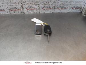 Usados Cilindro de cerradura de puerta izquierda Opel Astra H (L48) 1.4 16V Twinport Precio de solicitud ofrecido por Autodemontage M.J. Rutte B.V.