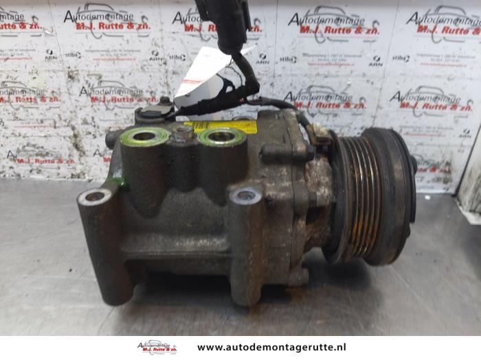 Air conditioning pump from a Ford Transit Connect 1.8 TDCi 90 2005