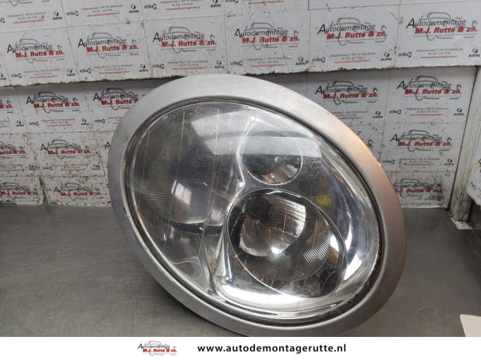 Używane Reflektor lewy BMW Mini (R50/53) 1.6 16V Cooper Cena na żądanie oferowane przez Autodemontage M.J. Rutte B.V.