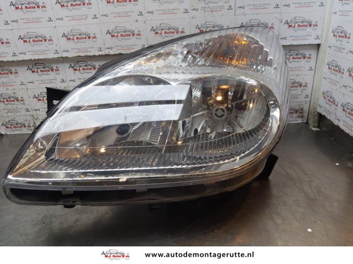 Używane Reflektor lewy Citroen C5 I Berline (DC) 2.0 16V Cena na żądanie oferowane przez Autodemontage M.J. Rutte B.V.
