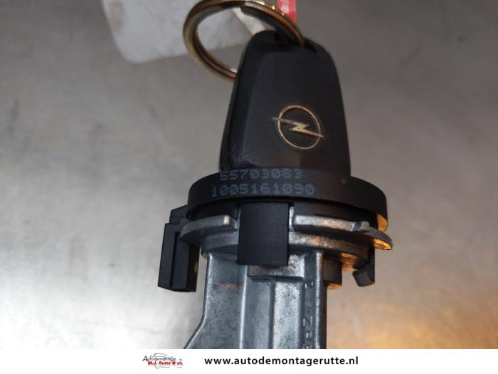 Cerradura de contacto y ordenador de un Opel Corsa D 1.2 16V 2010