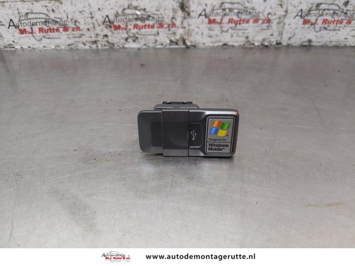 Używane Wtyczka USB Lancia Delta (844) 1.4 T-Jet 16V 120 Cena na żądanie oferowane przez Autodemontage M.J. Rutte B.V.