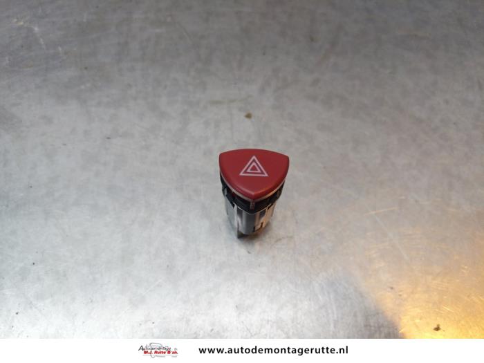 Usados Interruptor de luz de pánico Lancia Delta (844) 1.4 T-Jet 16V 120 Precio de solicitud ofrecido por Autodemontage M.J. Rutte B.V.