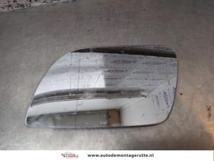 Używane Szyba lusterka lewego Volkswagen Polo IV (9N1/2/3) 1.4 16V Cena € 10,00 Procedura marży oferowane przez Autodemontage M.J. Rutte B.V.