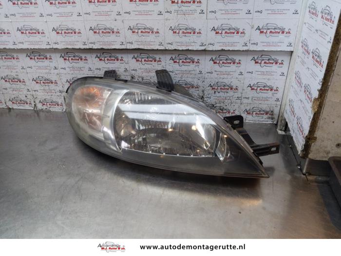 Używane Reflektor prawy Chevrolet Lacetti (KLAN) 1.6 16V Cena na żądanie oferowane przez Autodemontage M.J. Rutte B.V.