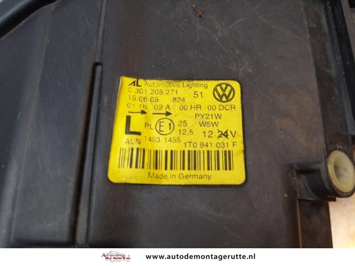 Headlight, left from a Volkswagen Touran (1T1/T2) 2.0 FSI 16V 2005