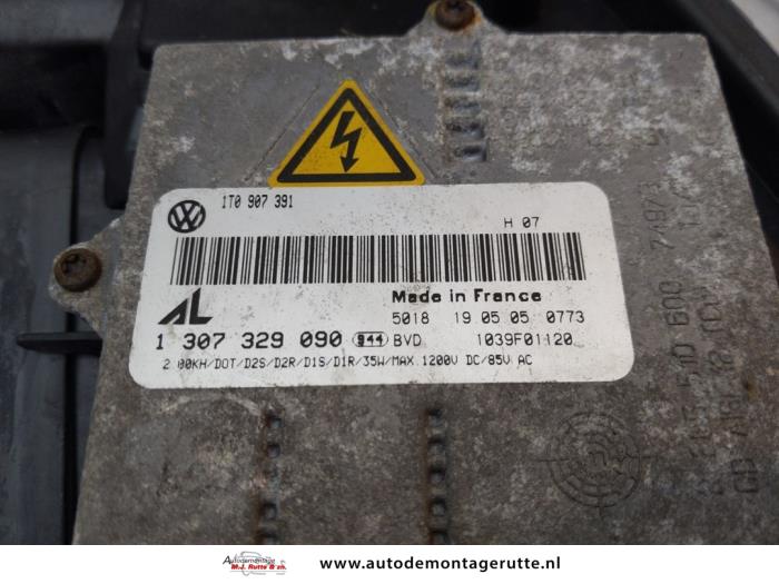 Optique avant principal droit d'un Volkswagen Touran (1T1/T2) 2.0 FSI 16V 2005