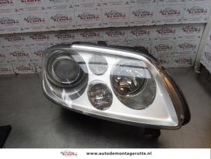Used Headlight, right Volkswagen Touran (1T1/T2) 2.0 FSI 16V Price € 175,00 Margin scheme offered by Autodemontage M.J. Rutte B.V.