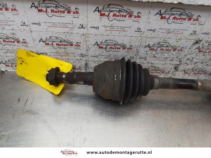 Front drive shaft, left from a Opel Zafira (M75) 1.6 16V 2013