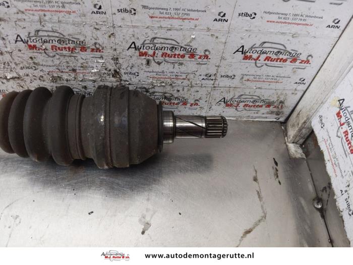 Front drive shaft, left from a Opel Zafira (M75) 1.6 16V 2013