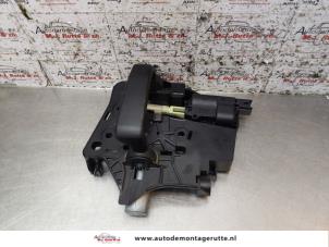 Used Door handle 2-door, right Peugeot 1007 (KM) 1.6 GTI,Gentry 16V Price on request offered by Autodemontage M.J. Rutte B.V.