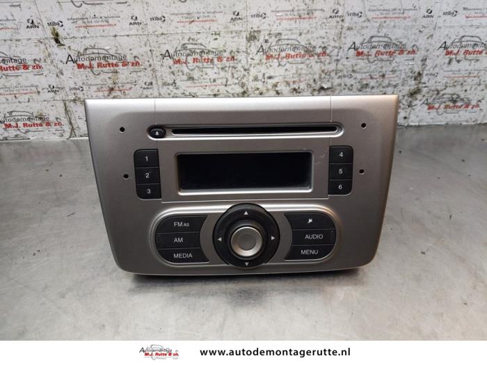 Begagnade Radio Alfa Romeo MiTo (955) 1.3 JTDm 16V Eco Pris på förfrågan erbjuds av Autodemontage M.J. Rutte B.V.