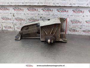 Used Front wiper motor Renault Twingo (C06) 1.2 Price on request offered by Autodemontage M.J. Rutte B.V.
