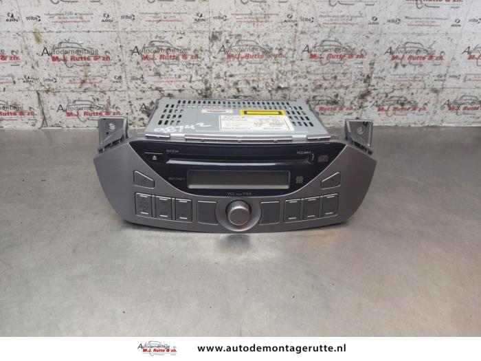 Używane Radio Nissan Pixo (D31S) 1.0 12V Cena na żądanie oferowane przez Autodemontage M.J. Rutte B.V.