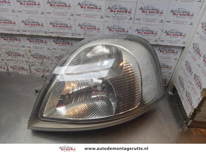 Używane Reflektor lewy Renault Master II (FD/HD) 2.5 dCi 16V Cena na żądanie oferowane przez Autodemontage M.J. Rutte B.V.