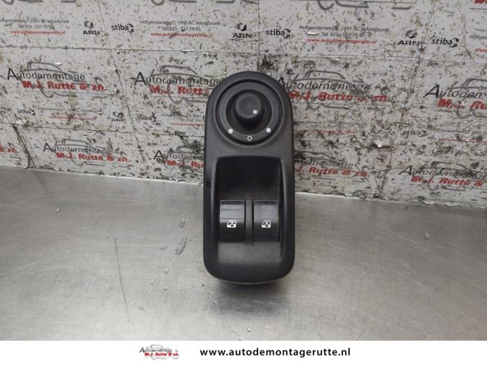 Używane Przelacznik combi okienny Renault Master II (FD/HD) 2.5 dCi 16V Cena na żądanie oferowane przez Autodemontage M.J. Rutte B.V.
