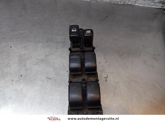 Usados Interruptor combinado de ventanillas Toyota Corolla Verso (E12) 2.0 D-4D 16V 90 Precio de solicitud ofrecido por Autodemontage M.J. Rutte B.V.