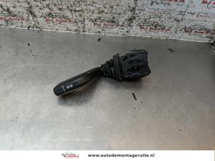 Usados Interruptor de indicador de dirección Opel Corsa C (F08/68) 1.2 16V Precio de solicitud ofrecido por Autodemontage M.J. Rutte B.V.