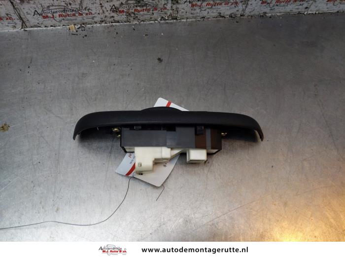 Multi-functional window switch from a Toyota Yaris Verso (P2) 1.3 16V 2004