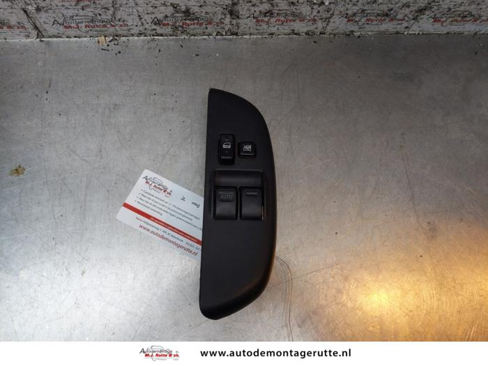 Multi-functional window switch from a Toyota Yaris Verso (P2) 1.3 16V 2004