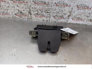 Gebrauchte Schließmechanik Heckklappe Opel Zafira (M75) 1.6 16V Preis auf Anfrage angeboten von Autodemontage M.J. Rutte B.V.