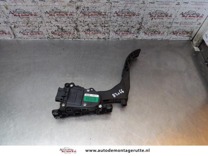 Accelerator pedal from a Volkswagen Polo V (6R) 1.2 TDI 12V BlueMotion 2011