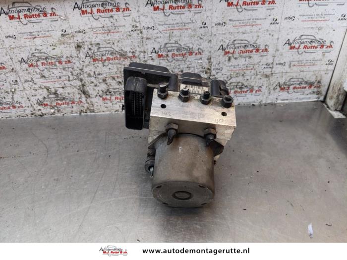 Używane Pompa ABS Audi A4 (B7) 1.6 Cena na żądanie oferowane przez Autodemontage M.J. Rutte B.V.